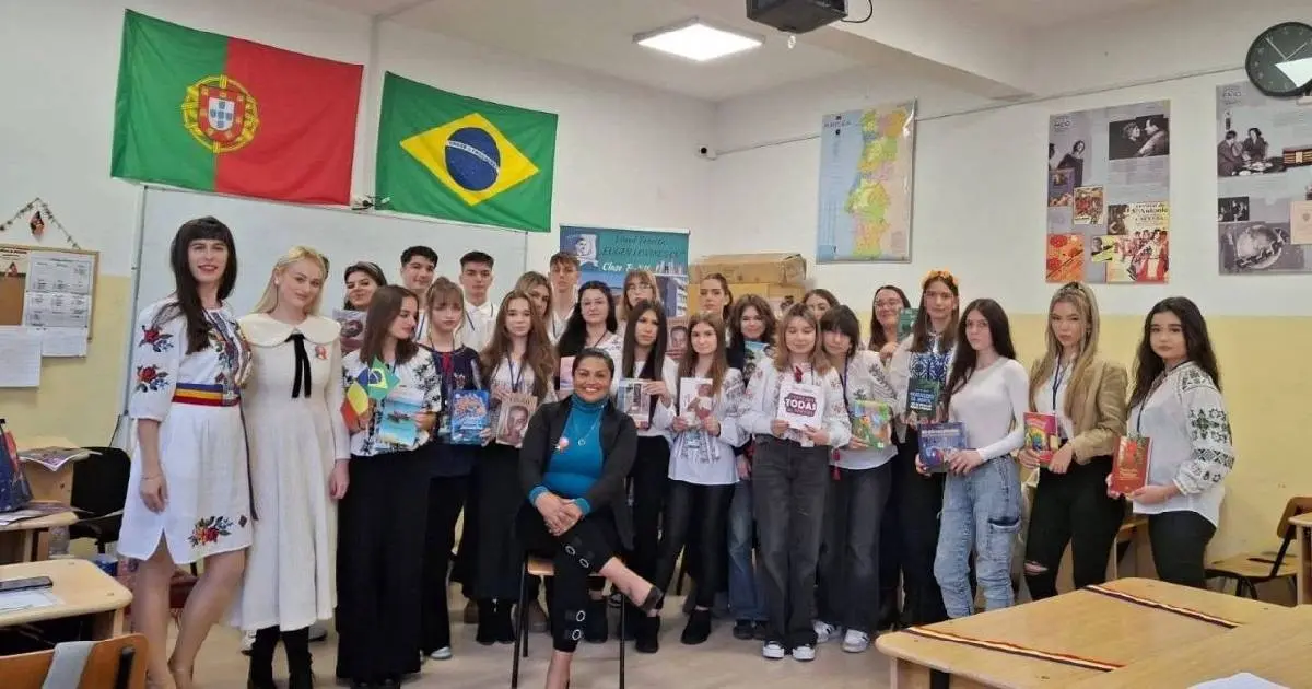 Izabelle Valladares marca presença no Festival Mundial de Poesia na Romênia