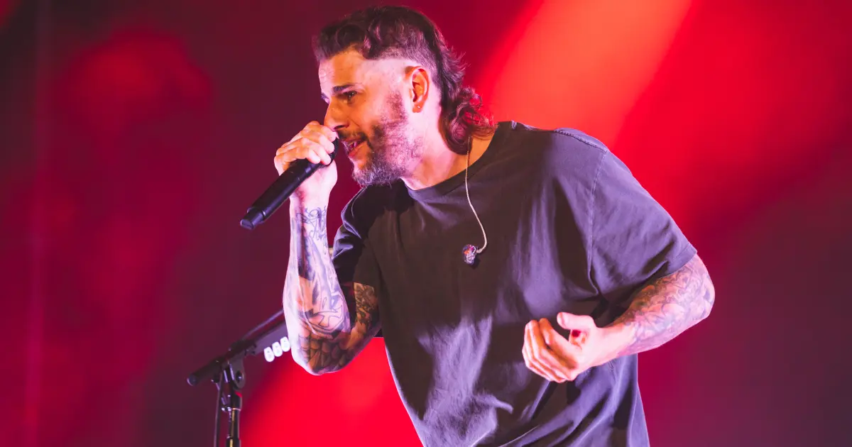 Entenda o problema de saúde de M. Shadows que adiou os shows no Brasil