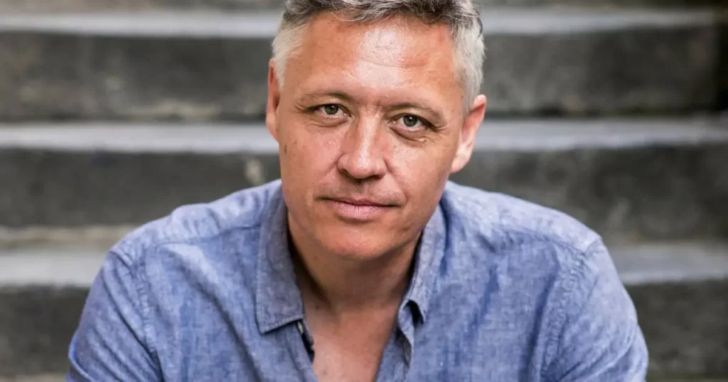 Robert Thorogood, autor da saga. - Cabana Geek