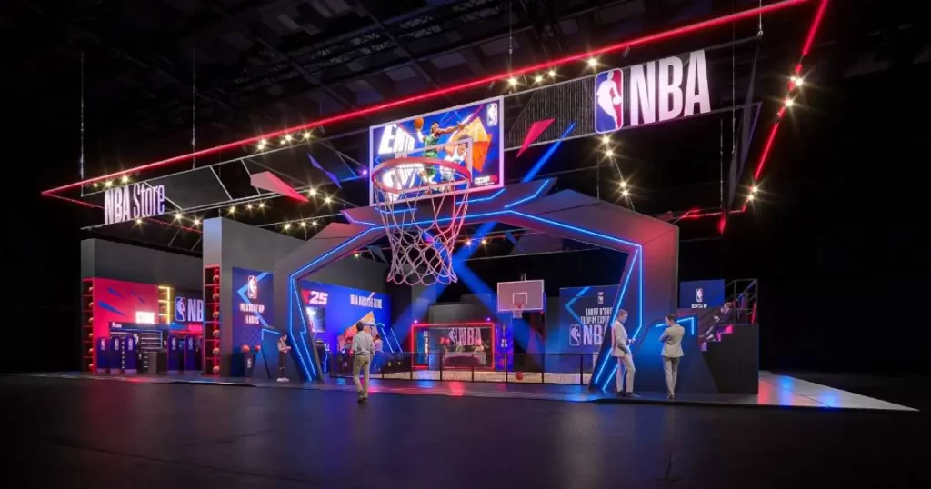 Espaço interativo da NBA na CCXP 25. - Cabana Geek