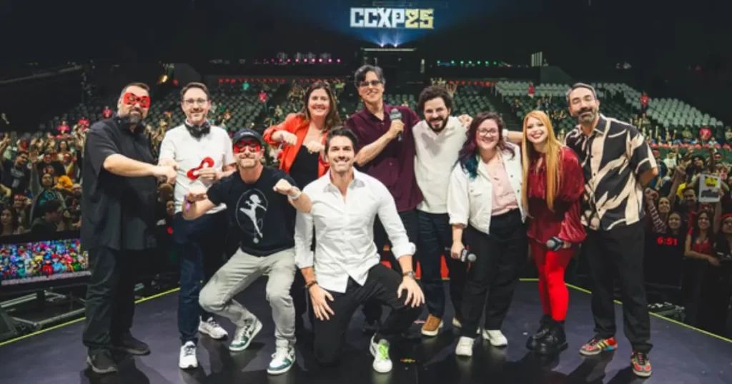 Dubladores brasileiros no painel da CCXP25. - Cabana Geek