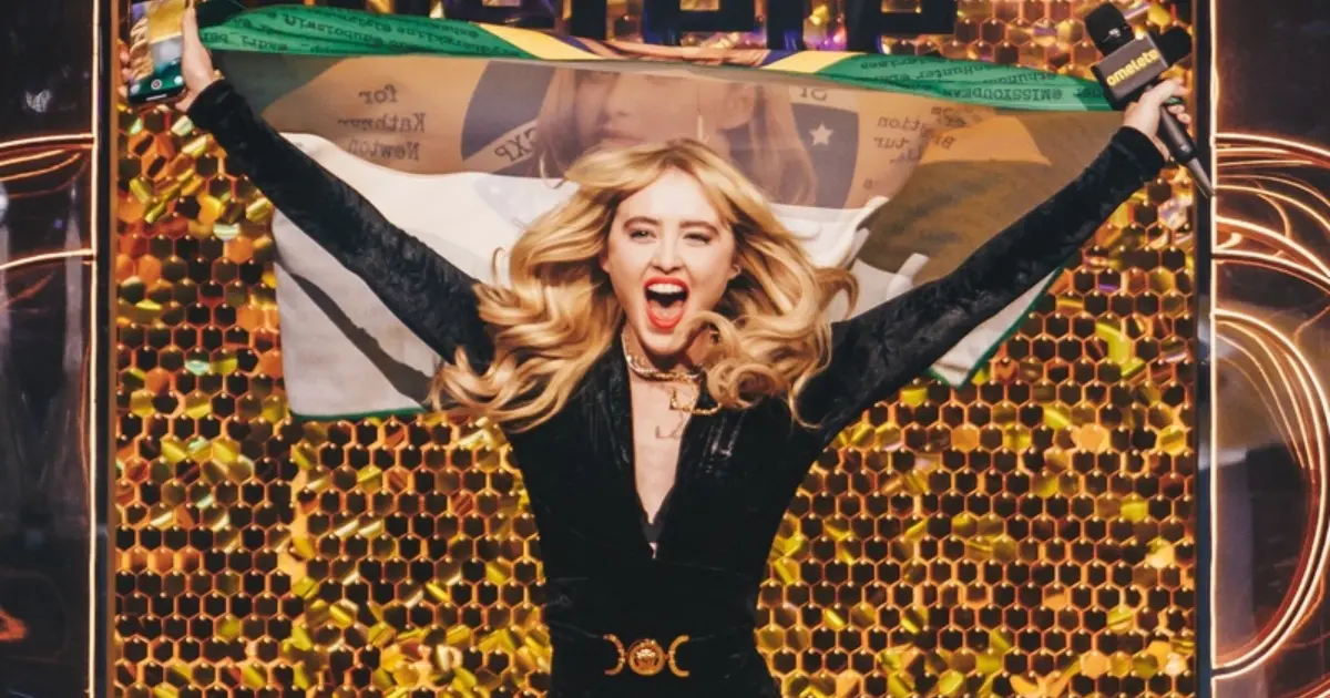 CCXP25 | Kathryn Newton, de Supernatural, é ovacionada no Palco Omelete!