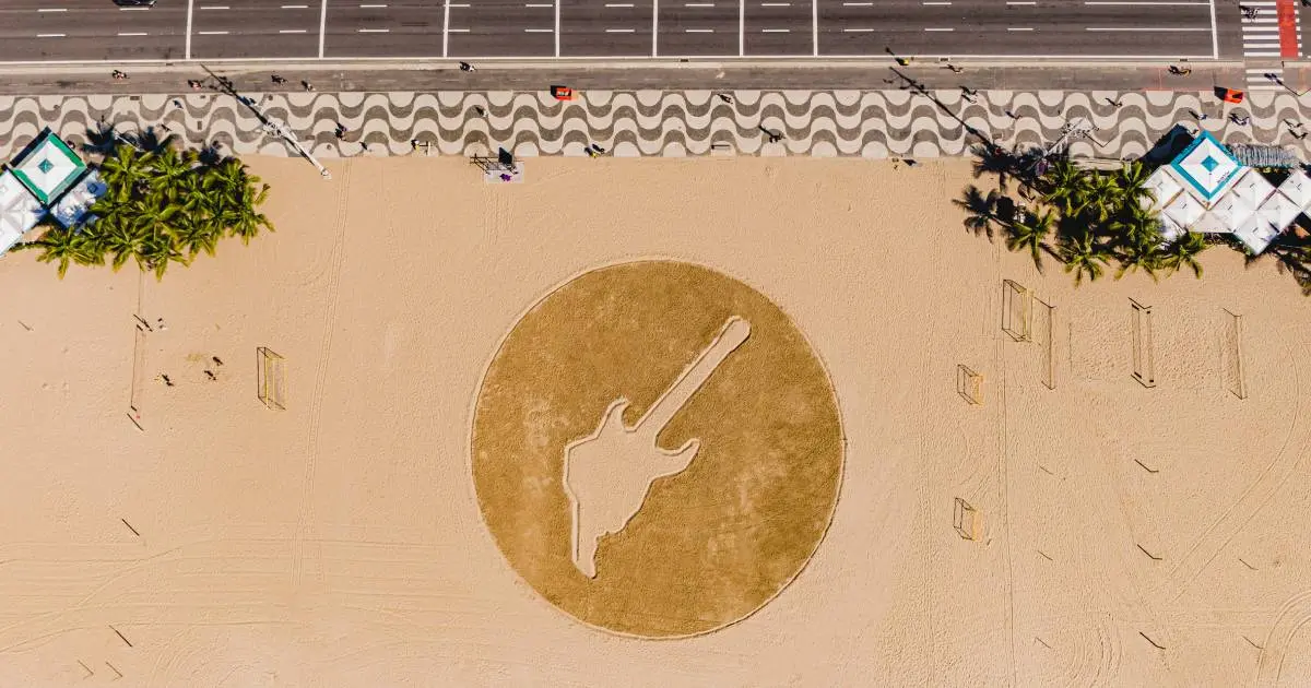 Rock in Rio lança escultura na areia e nova promoção