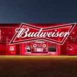Budweiser-transforma-nostalgia-em-experiencia-no-LollaBR-2026-cabanageek