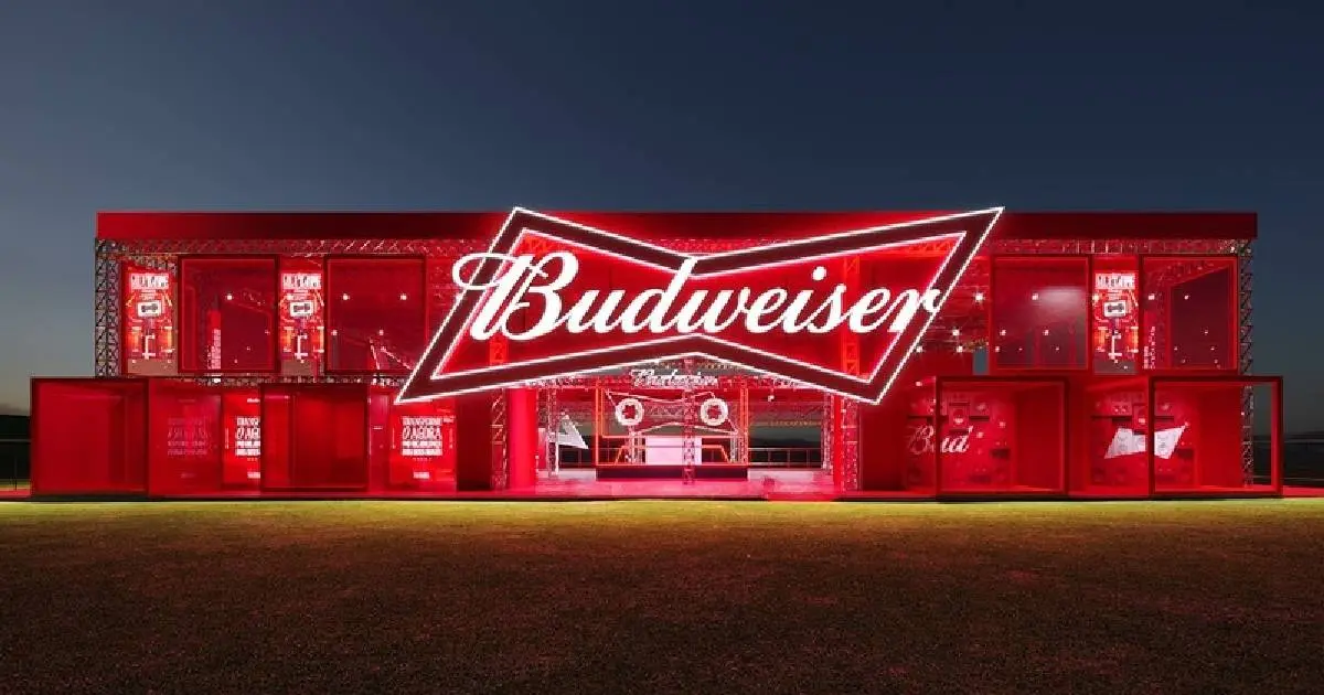 Budweiser-transforma-nostalgia-em-experiencia-no-LollaBR-2026-cabanageek
